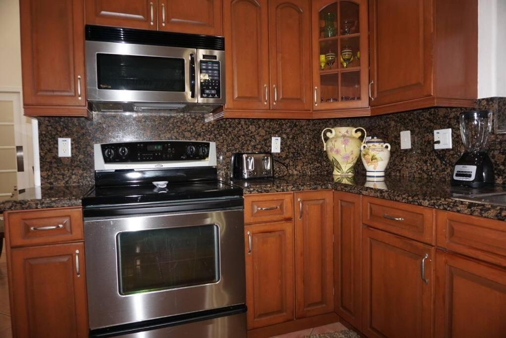 New Luxury Vacation Dream Rental- Sleeps 15! Miami Exterior photo