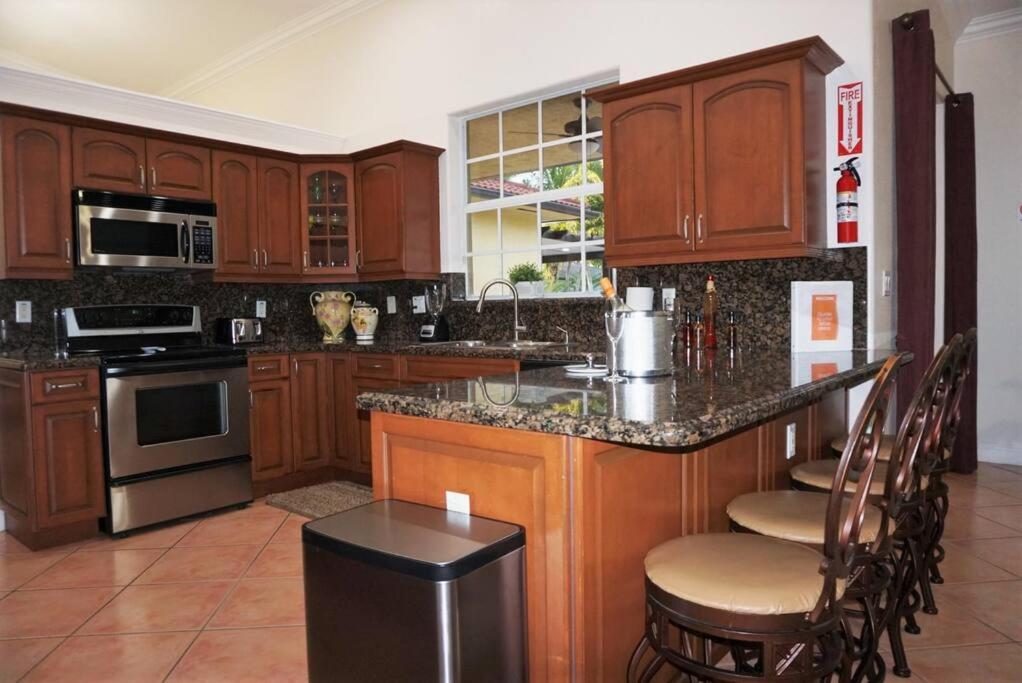 New Luxury Vacation Dream Rental- Sleeps 15! Miami Exterior photo